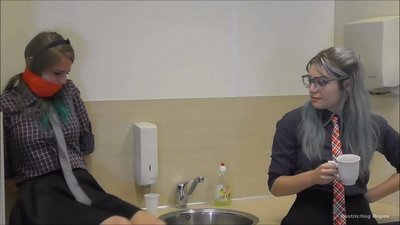 Priklausomybė / surišta ir užčiaupta burna / dama nelaimėje